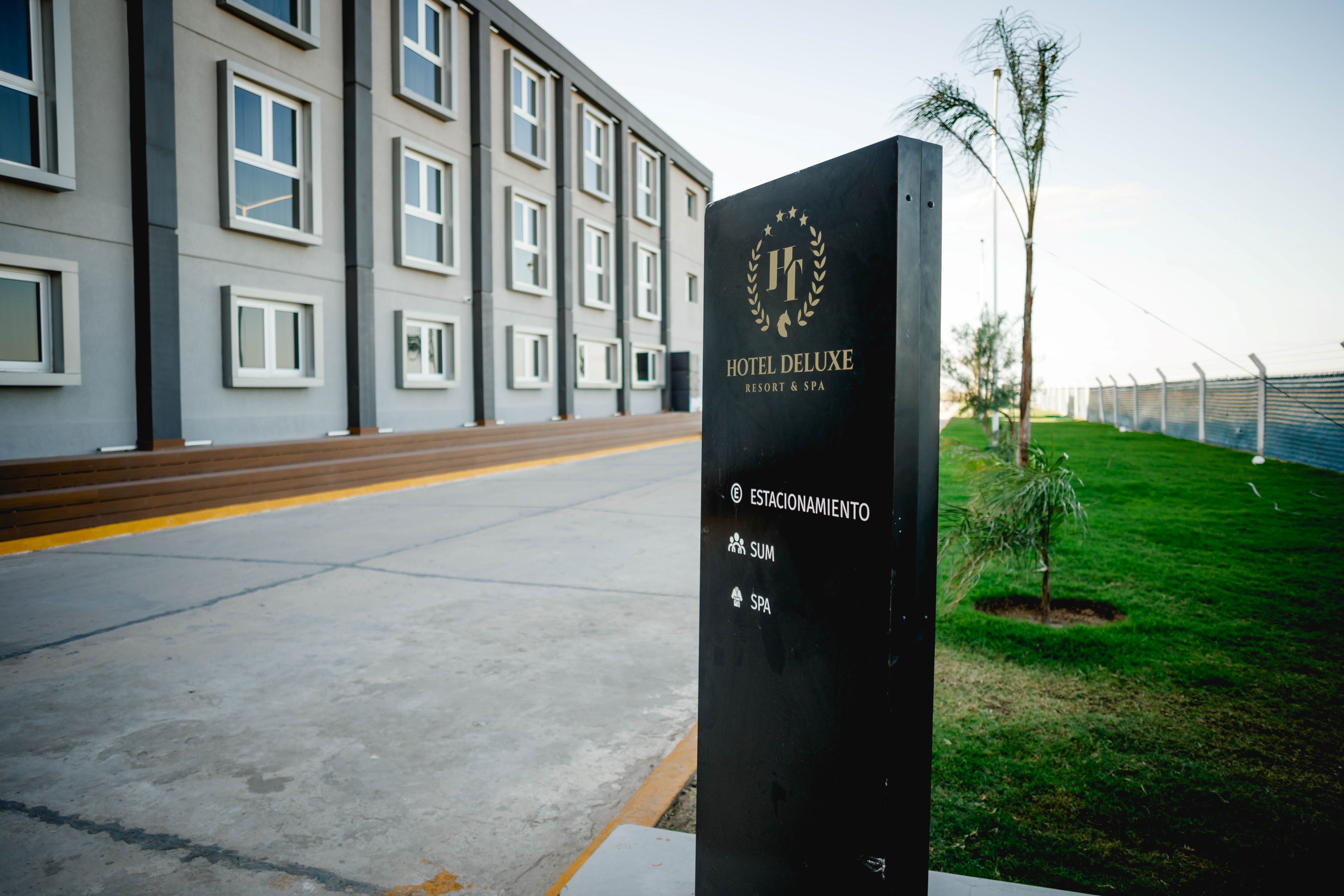 Contacto HT Hotel Deluxe